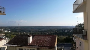 Zona residencial com vista para colinas distantes e céu claro.