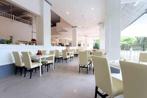 Outdoor dining - Pooh Beach Resort and Spa (Pattaya)