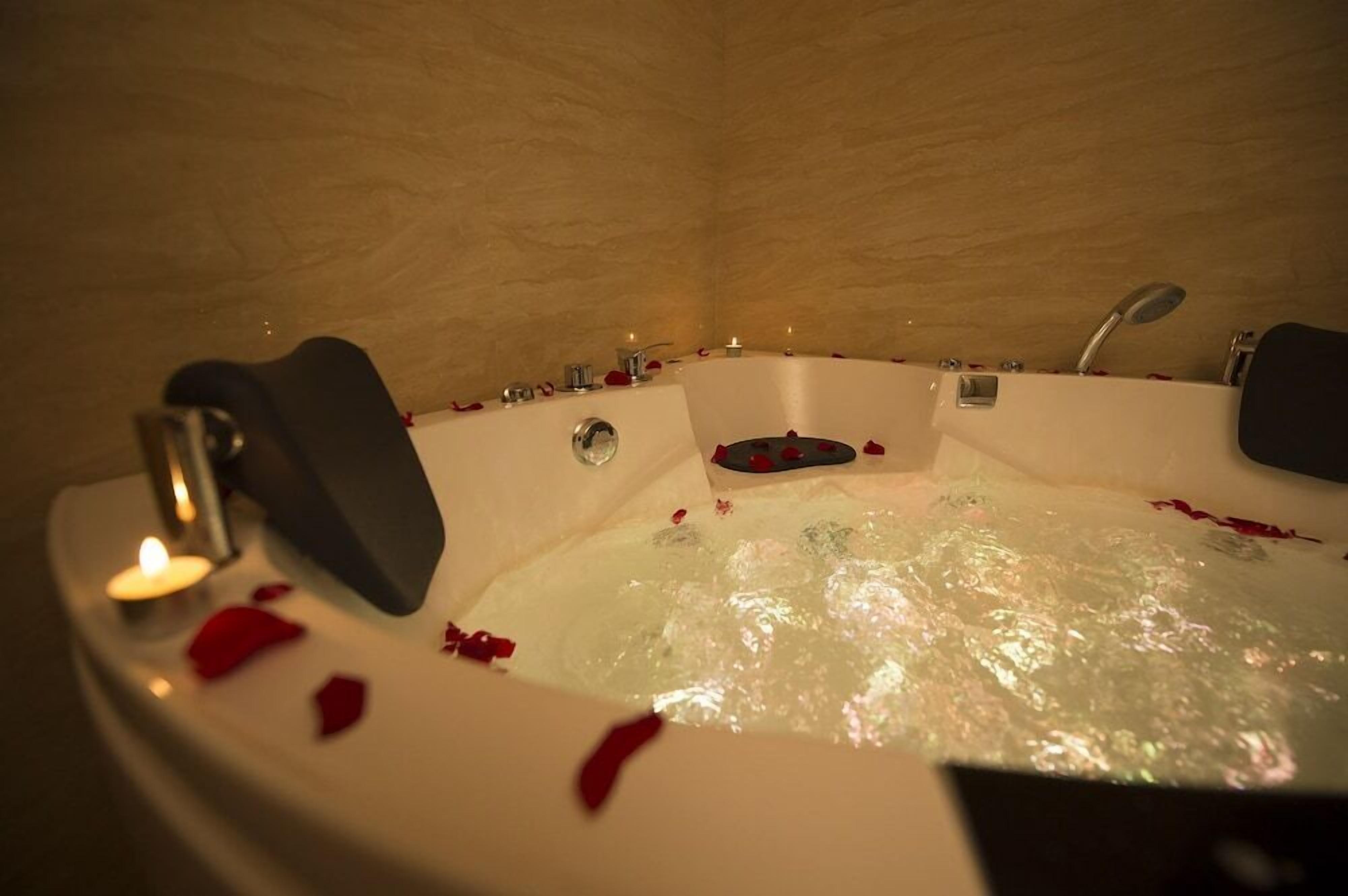 Indoor spa tub