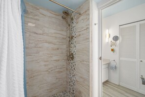 Shower, hair dryer, towels, soap - Hilo Wailoa Waterfront 1BR with A/C • Pool • Wi-Fi (Hilo)