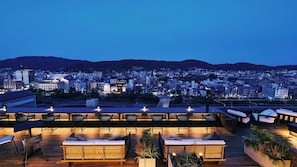 A rooftop terrace with outdoor seating and a cityscape view. - Shijo Kawaramachi Onsen Soraniwa Terrace Kyoto (Kyoto)