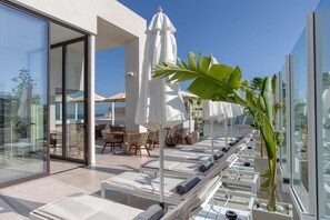 Outdoor dining - Ethereal White Resort Hotel & Spa Adults Only 16+ (Heraklion)