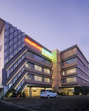 Exterior - Front One Gosyen Hotel Salatiga (Salatiga)