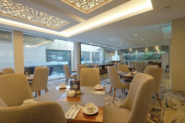 Dining - Front One Gosyen Hotel Salatiga (Salatiga)