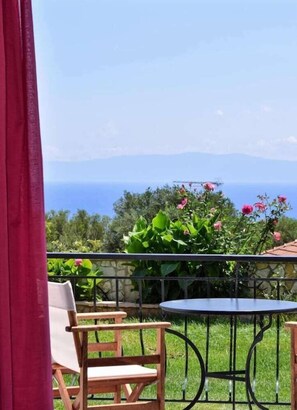 Outdoor dining - Avra Escapes (Kefalonia)