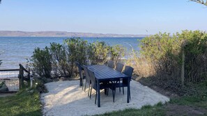 Outdoor dining - Cozy holiday home located right on the beach (Børkop)