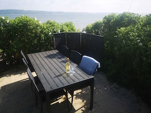Outdoor dining - Cozy holiday home located right on the beach (Børkop)