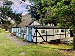 Exterior - Cozy holiday home located right on the beach (Børkop)