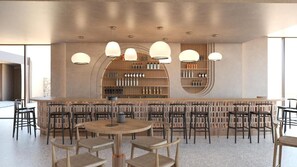 Un espace bar moderne avec des tables rondes, des tabourets de bar et des luminaires suspendus.