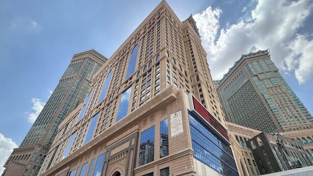A tall, modern building with a prominent entrance and large windows. - Al Safwa Tower 3 Hotel -EX (Makkah)