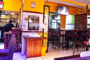 Bar (on property) - Toque Hotel & Lounge (Nairobi)