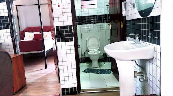 Bathroom - Toque Hotel & Lounge (Nairobi)