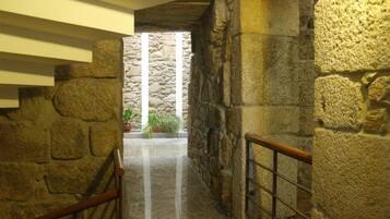 المنشأة من الداخل