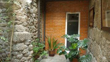 المنطقة المحيطة بالمنشأة