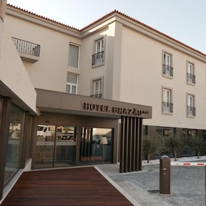 Entrada de un hotel con un cartel que dice 'HOTEL BRAZÃO'.