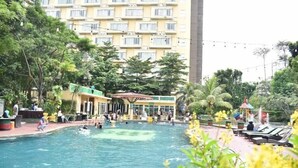 Hồ bơi ngoài trời