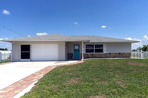 Exterior - Waterfront 3BR 2BA Pool BBQ Mini Golf Sleep 10 (Port Charlotte)