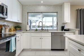 Fridge, microwave, oven, stovetop - Canalfront Sunrise Paradise Pool 3BR 2BA Sleeps 12 (Port Charlotte)
