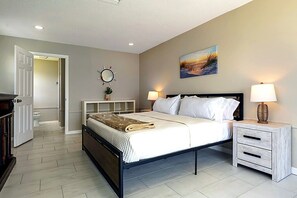3 bedrooms, desk, iron/ironing board, travel cot - Waterfront 3BR 2BA Pool BBQ Mini Golf Sleep 10 (Port Charlotte)