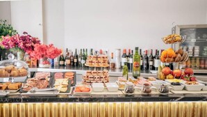 A buffet with various food items and a selection of beverages. - Palacio de la Corredera (Jerez de la Frontera)