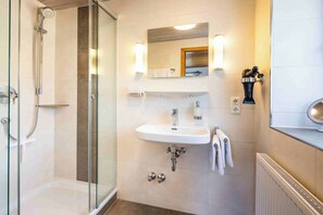 Shower, hair dryer, towels - Vacation apartment Watzmann, 2 persons, balcony, quiet location, 45 sqm (Schönau am Königssee)