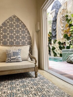 المنشأة من الداخل