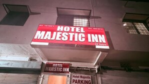 Hotelli Majestic Inn -kyltti, jossa ilmoitetaan, että palvelu on saatavilla ympäri vuorokauden.