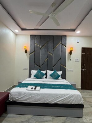 Deluxe Room, Air conditioning | Laptop workspace, rollaway beds, free WiFi, bed sheets - Hotel Majestic Inn (Nagpur)