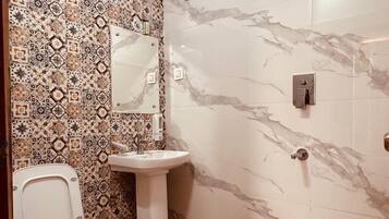 Ducha, artículos de tocador gratuitos, toallas, jabón