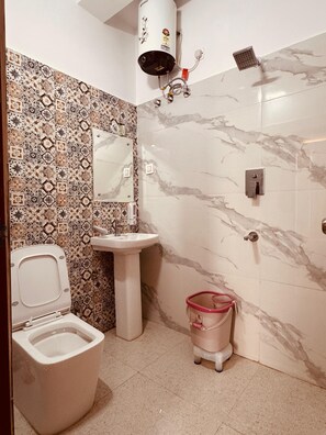 Dusche, kostenlose Toilettenartikel, Handtücher, Seife