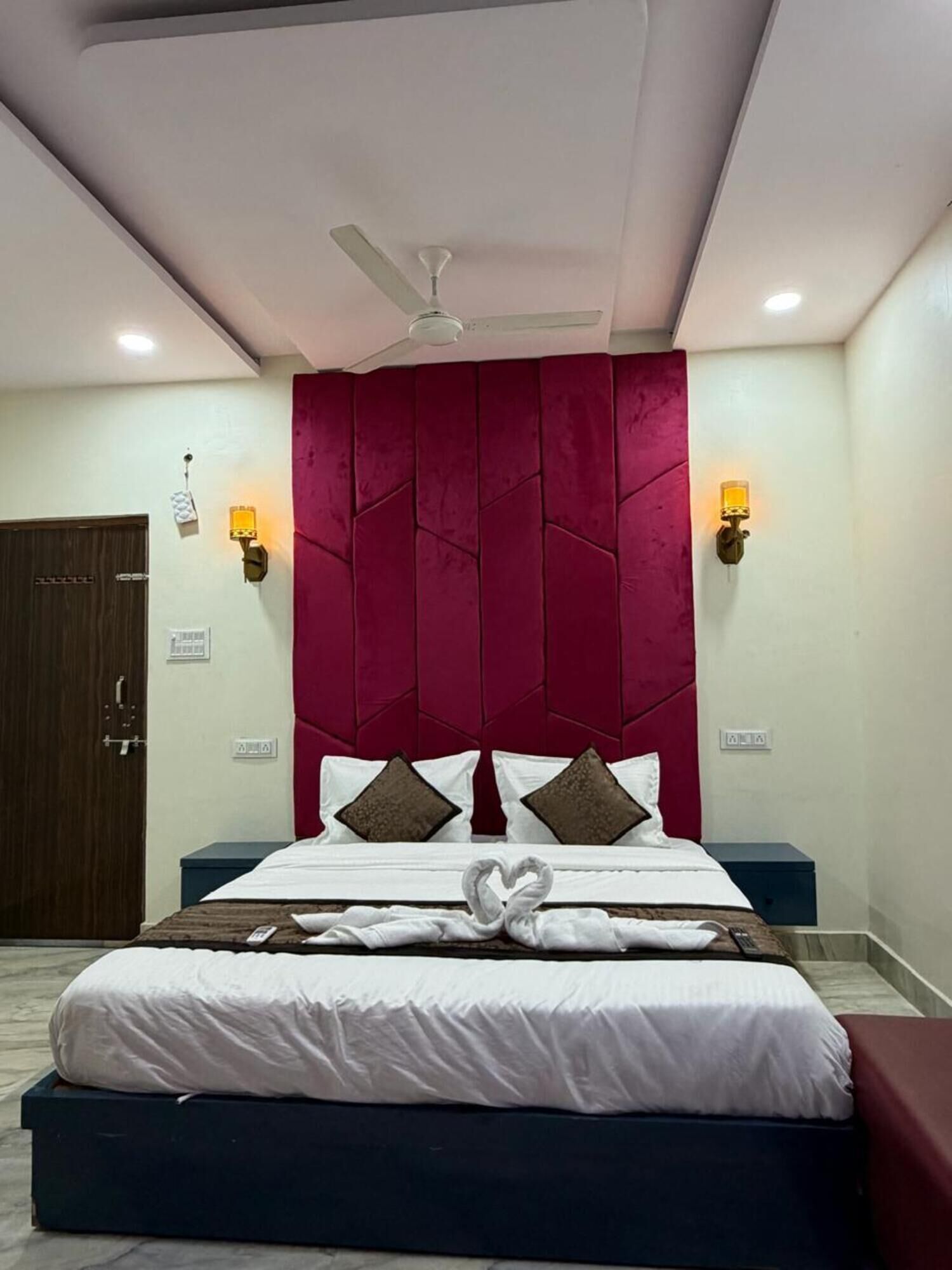 Laptopgeeigneter Arbeitsplatz, Zustellbetten, kostenloses WLAN