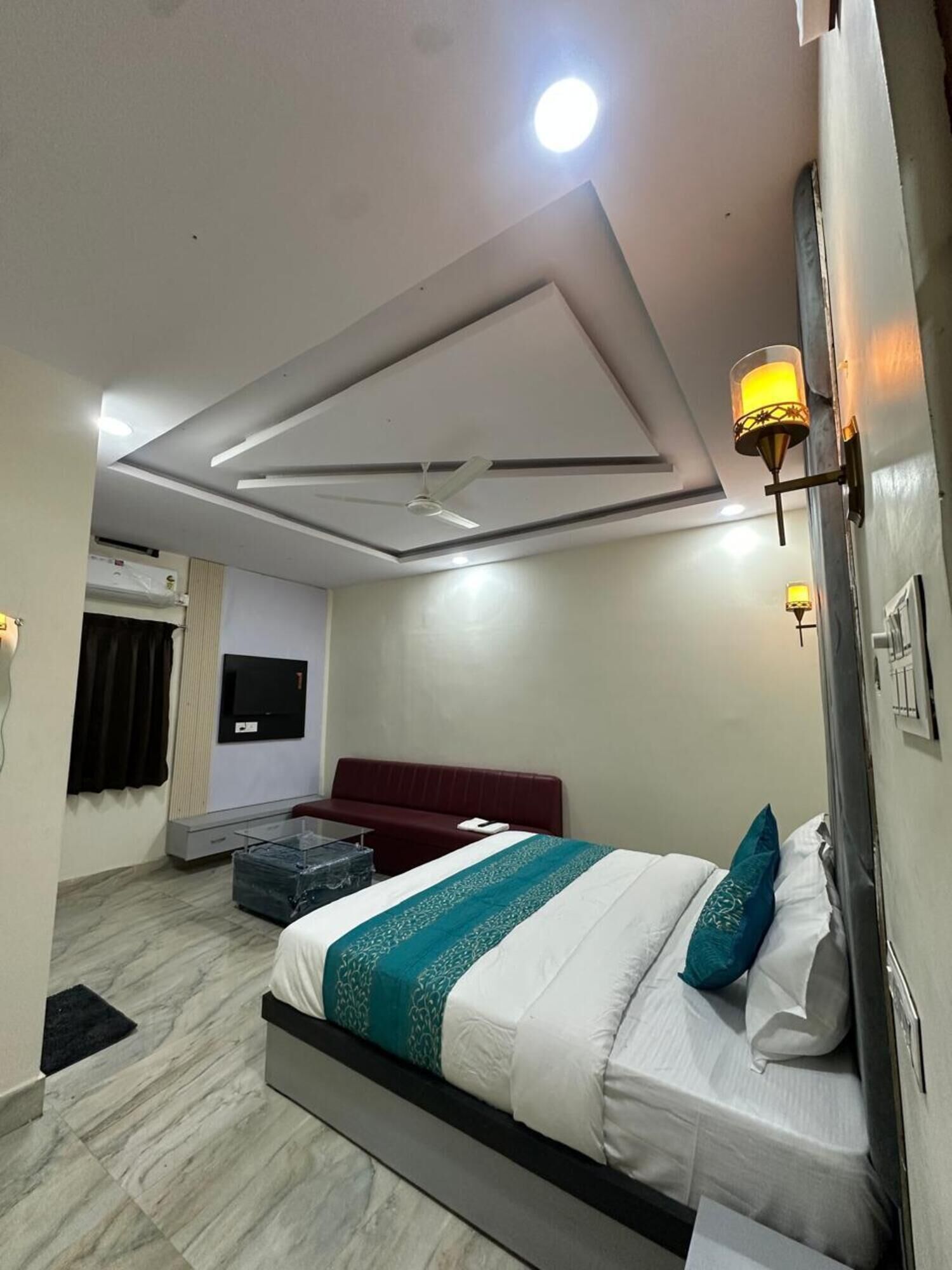 Standard Room, Smoking | Laptop workspace, rollaway beds, free WiFi, bed sheets