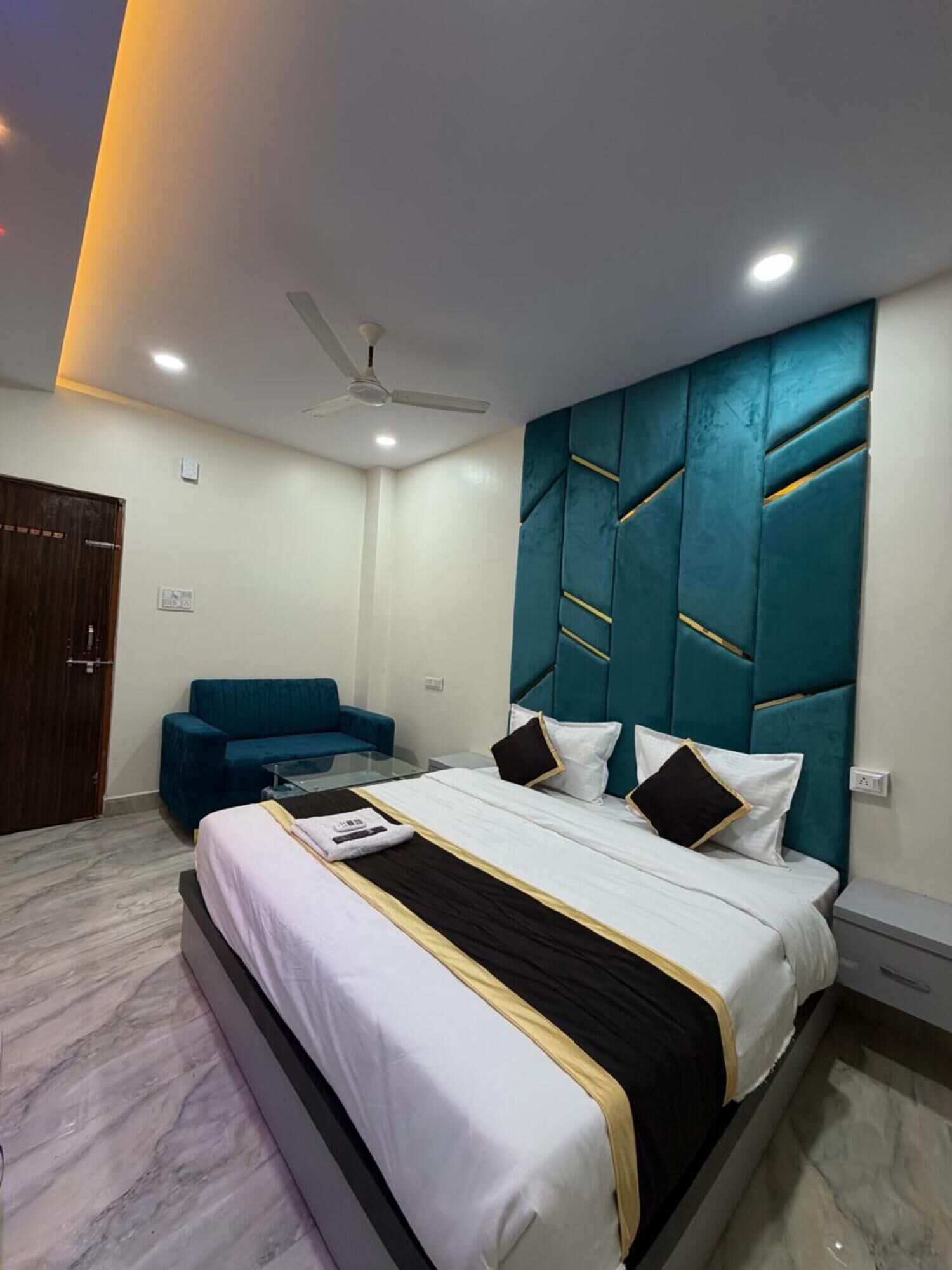 Laptopgeeigneter Arbeitsplatz, Zustellbetten, kostenloses WLAN