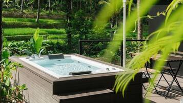 Outdoor spa tub