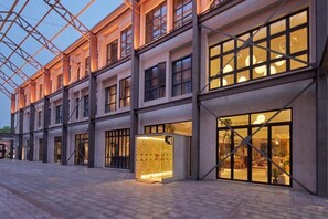 Un edificio moderno con ampie finestre e una galleria coperta.