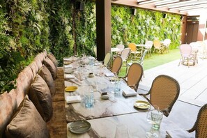 Outdoor banquet area - Wine and Books Lisboa (Lisbon)