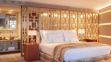 Habitación de hotel con una cama grande, una mesita de noche con lámpara, un tocador con espejo y un panel decorativo en la pared.