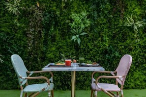Outdoor dining - Wine and Books Lisboa (Lisbon)