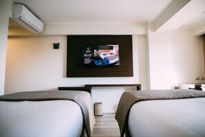 A hotel room with two beds, a TV mounted on the wall, and an air conditioning unit. - Hotel He Wang (Santiago)