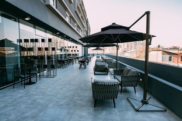 Outdoor dining - Hotel He Wang (Santiago)