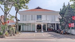 Een gebouw met twee verdiepingen, met een bord met de tekst 'ASTERIA' bij de ingang.