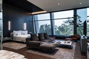 Una sala moderna con sofá, una mesa de centro y una cama.