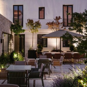 Outdoor dining - Rhin Garden (Santander)