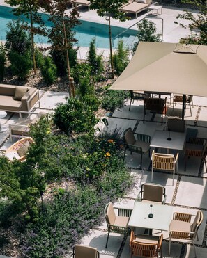 Outdoor dining - Rhin Garden (Santander)