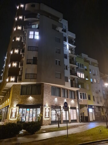 Comfortable Pet-Friendly Apartment, Parking, Living Room & Terrace, near center