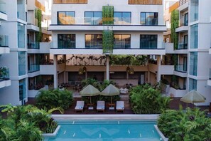 Una piscina al aire libre