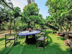 Outdoor dining - Hotel Verdemar (Acapulco)