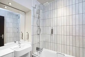 Bathroom - Premier Inn Cambridge City Centre (Cambridge)