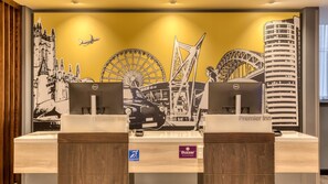 Lobby - Premier Inn Cambridge City Centre (Cambridge)