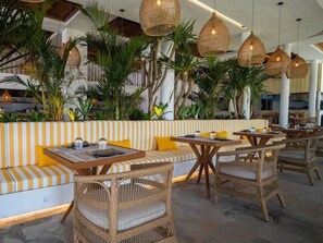 Outdoor dining - Cocana Resort (Gili Trawangan)